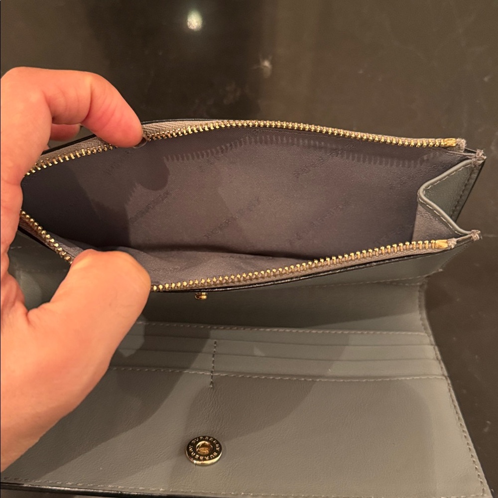 Burberry Grey Leather and patent Leather wallet in pristine condition - Picture 6 of 7